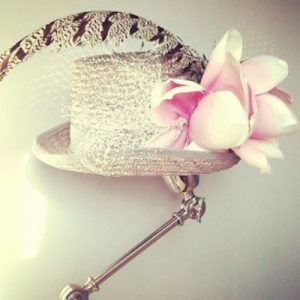 Chistera gris con magnolia