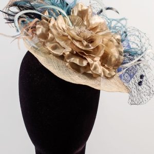 Tocado con maxi flor champagne y marino