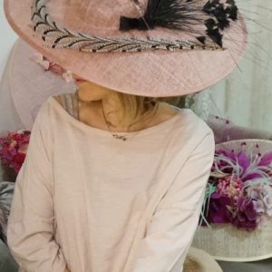 Pamela elegance con plumas negras