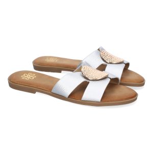 Sandalia Plana con Adorno Metálico Color Plata