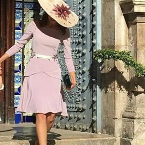 Pamela beige con plumas malva empolvado